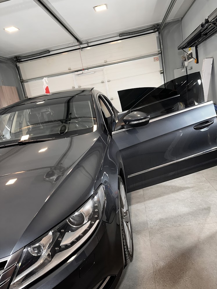 Două mașini pregătite pentru lucrări în atelierul MAF Garage