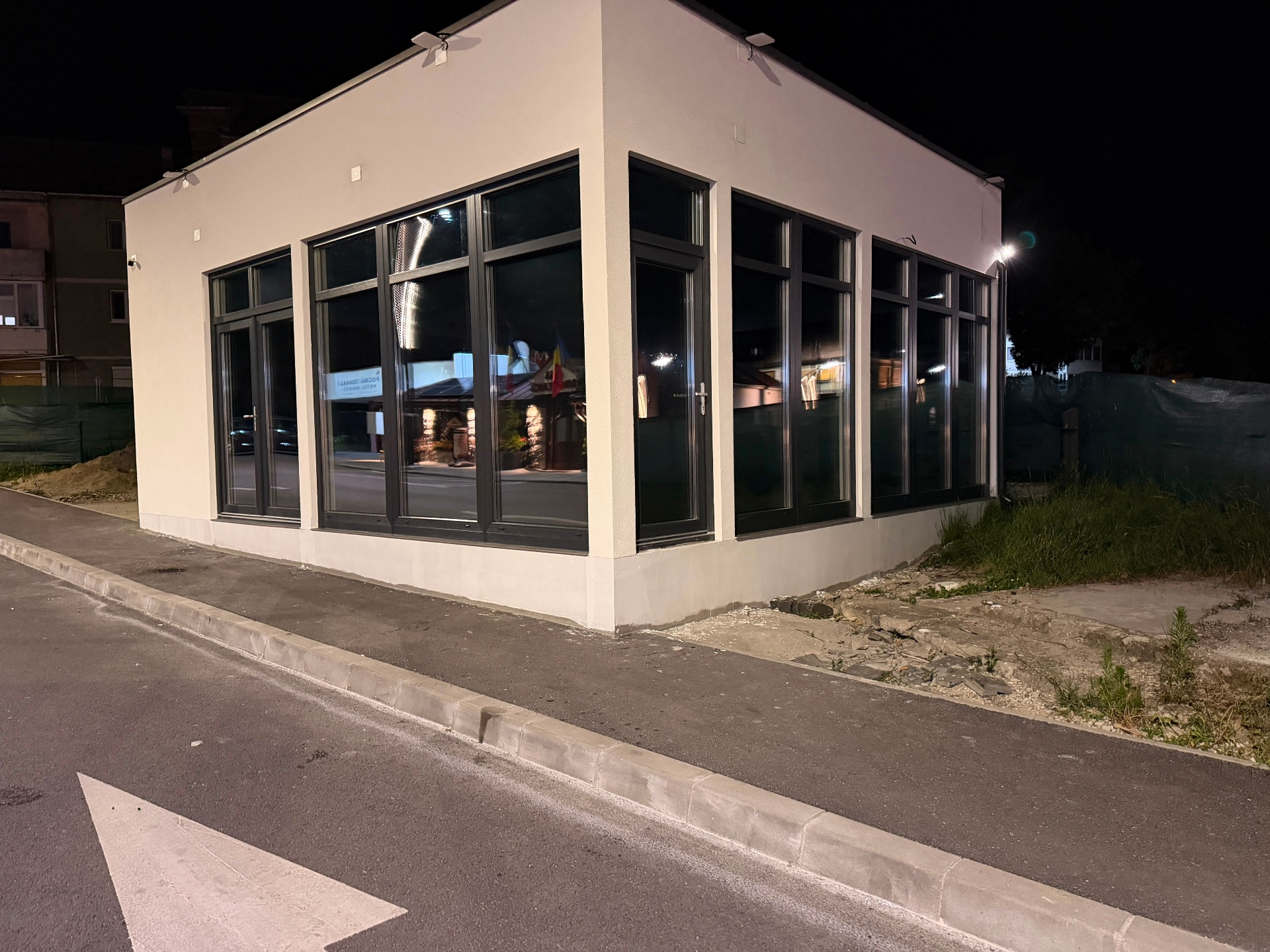 Clădire comercială cu geamuri tratate cu folie solară aplicată de MAF Garage