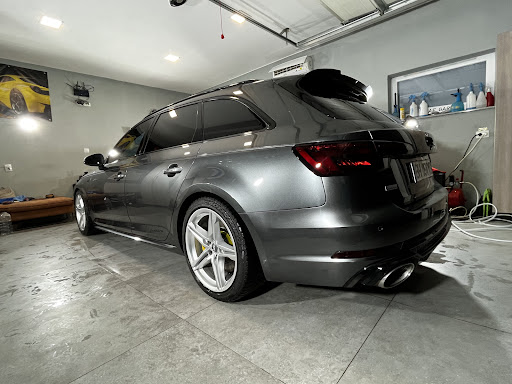 Audi gri din spate, vedere completă în atelier