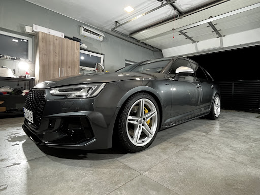 Audi gri închis cu finisaj impecabil în atelierul MAF Garage